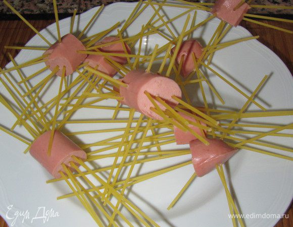 порезать сосиски на 3-4 кусочка...
спагетти поломать пополам..
поставить воду кипятиться в широкой кастрюльке..