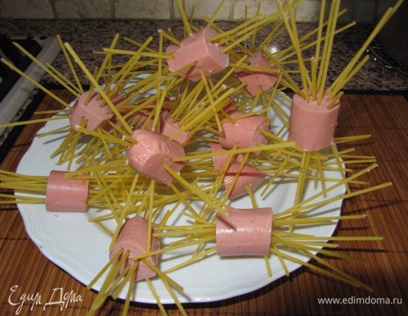 спагетти повтыкать в кусочки сосисок...