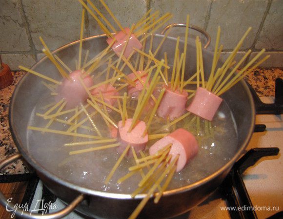 варить в подсоленой воде, до готовности спагетти.
