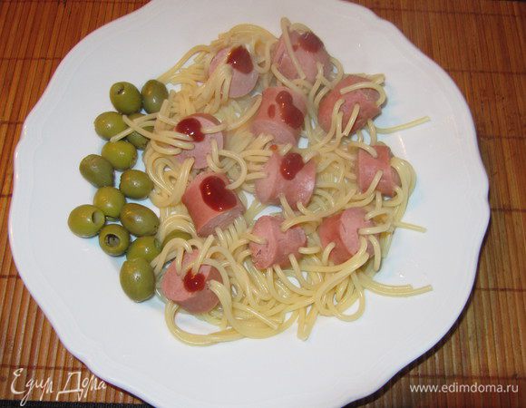 при полной готовности выложить на тарелку, украсить кетчупом и добавить овощи...
Приятного аппетита...