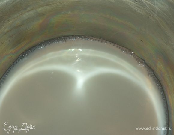 вскипятить молоко, добавить 1 ст. ложку горчицы (молоко у меня свернулось) у меня не было дижонской и я использовала европейскую, она наиболее приближена по вкусу к дижонской!