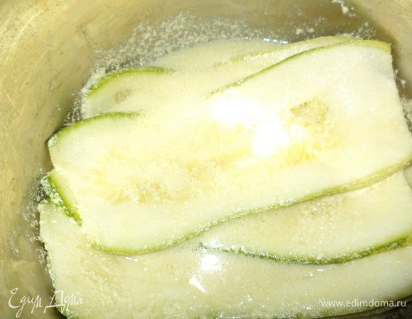 Сложить туда кабачки порезанные тонкими пластинками и пусть остывает, рулетики не сворачивались после этой процедуры, поэтому я проготовила их еще в микро 1,5 минуты, главное чтобы они остались аль денте, но крутились не ломаясь.