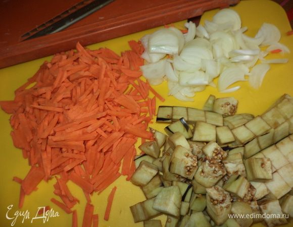 нарезать овощи лук полукольцами,морковь соломкой, баклажаны мелким кубиками