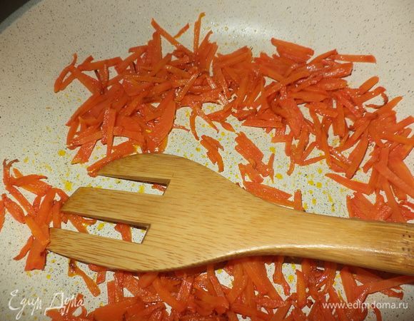 обжарить с небольшим количеством растительного масла морковь