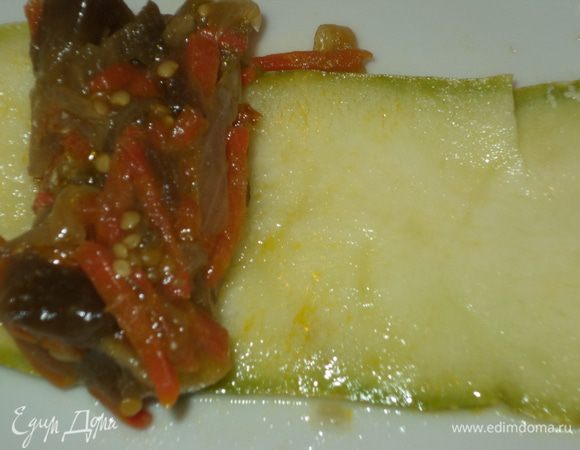 положить начинку на край кабачка и свернуть рулетиком 