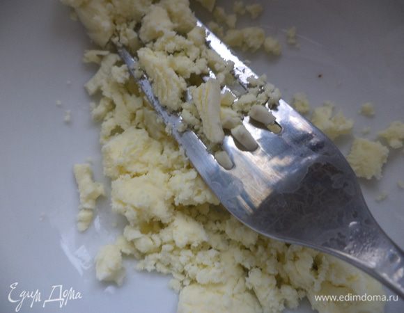 растереть желток вилкой