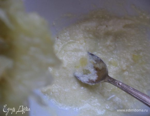 постепенно добавить оливковое масло, посолить, добавить сахар,перец молотый,