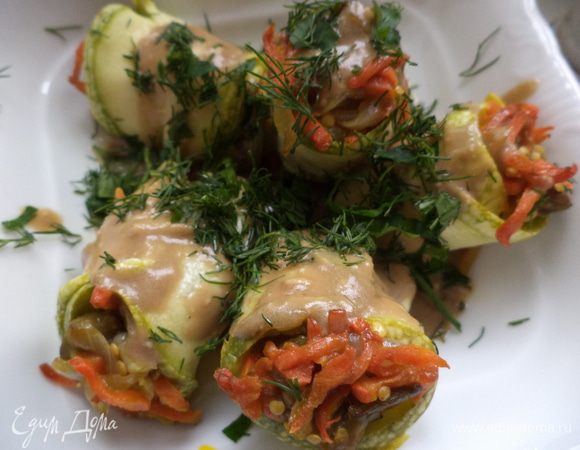 полить соусом и посыпать  зеленью.