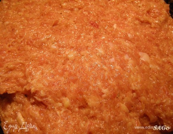 
Подготовим основу. В куриный фарш добавить яйцо, посолить, посыпать специями, вымешать до однородности. Дать пропитаться ароматом специй, поставив фарш в холодильник (так проще будет формировать зразы).