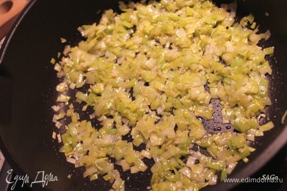 Грибы порезать мелкими брусочками, лук мелким кубиком. Обжарить на растопленном масле (2 ст.л.) сначала лук до золотистого оттенка, откинуть его на готовую гречку.