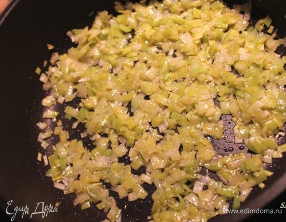 Грибы порезать мелкими брусочками, лук мелким кубиком. Обжарить на растопленном масле (2 ст.л.) сначала лук до золотистого оттенка, откинуть его на готовую гречку.