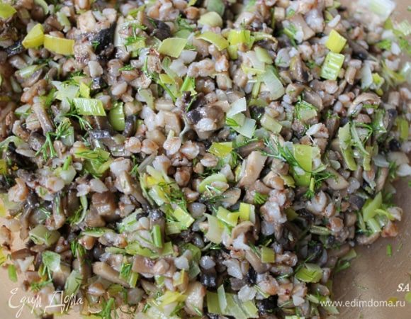 Добавить к гречке с луком грибы, мелко рубленный укроп и сметану. Посолить, если нужно.