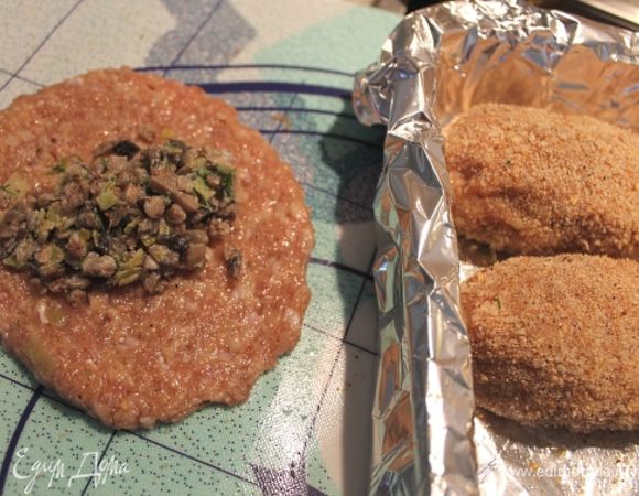 Из фарша сделать колобок (примерно 80-90г), перебросить пару-тройку раз между ладонями, чтобы фарш был плотнее. Выложить колобок на разделочную доску , сформировать лепёшку, ласково пошлёпав её.
На лепёшку фарша выложить примерно столовую ложку начинки, соединить края, прижав их хорошенько, обвалять зразы в сухарях.