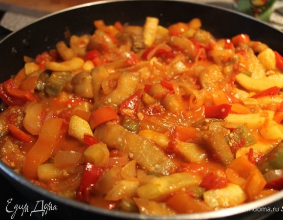 В последнюю очередь обжариваем лук до золотистого цвета, добавляем помидоры и чеснок с перцем чили, посолим, потушим на среднем жару тоже минут 7 (помидоры не должны развариться в кашу). В сочный томатный соус добавляем все обжаренные овощи и тушим под закрытой крышкой на среднем жару минут 5, чтобы овощи пропитались соусом. В конце тушения добавляем всю зелень, перемешиваем с овощами и выключаем плиту.