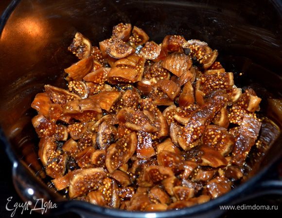 Выложить порезанный инжир в глубокую тарелку. Поставить в сторону.
В небольшой кастрюльке Марсалу разогреть на сред-высоком огне. Как появятся пузырьки снять с огня. И вылить вино в тарелку с инжиром. И оставить вымачивать инжир примерно 1 час или пока инжир не станет абсорбированным.