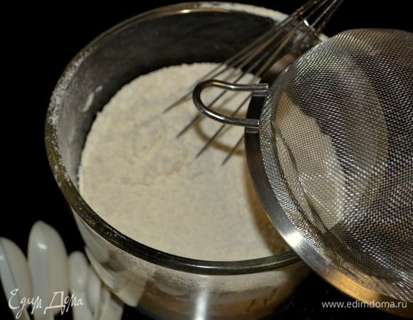 Смешаем муку, разрыхлитель, пищев. соду и соль. Пропустим через сито.
Разогреем духовку до 180 гр. Смажем хорошо форму,присыпать мукой.