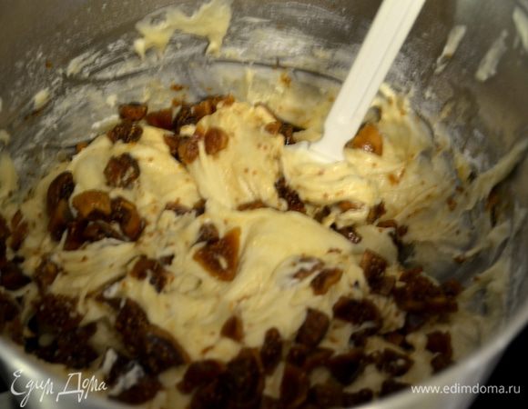 Миксером взбить на сред-высокой скорости слив.масло примерно 1 мин. Добавить сахар и взбиваем до кремообразного состояния еще 4 мин. Добавляем по одному яйцу зараз. Затем ванил. экстракт. Все перемешиваем, соскребая со стенок. Добавляем муку в три порции, скорость убавляем. Затем сметану.Перемешиваем.
Миксер отключаем и добавляем готовый абсорбированный  инжир. Нежно вручную лопаточкой перемешаем.