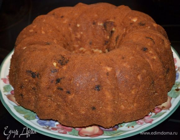 Тесто выложим в форму, которую мы предварительно обильно смазали и присыпали мукой. Распределим лопаточкой и поставим в разогретую духовку на 50-60 мин. Дадим ему остыть 10-12 мин. И можно перевернуть нашу форму  на тарелку. Дать остыть до конца.