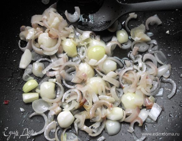 В глубоком сотейнике разогреть немного масла, обжарить на медленном огне, минут 5-7, не давая потемнеть лук и чеснок (если мелкие луковицы, можно использовать целиком или порезать пополам). 