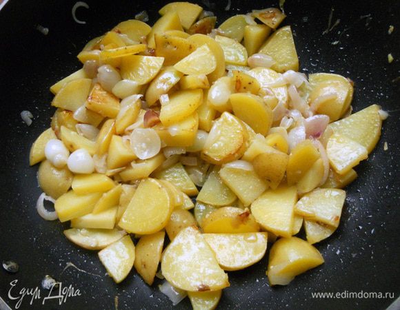 Присоединить картофель (кожуру можно не счищать), порезанный не очень крупно. Готовить еще минут 10 (должен начать немного размягчаться).