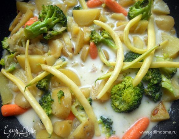 Влить кокосовое молоко. Затем постепенно добавлять остальные овощи, в зависимости от быстроты их приготовления. Первыми у меня пошли морковь и цветная капуста, затем бобы. 
