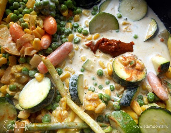 В последнюю очередь я добавил кукурузу и горошек, не размораживая и цукини, а также пасту карри. Цукини на самом деле можно бросить буквально за 2 минуты до готовности, т.к. за 10 они у меня совсем размягчились. На этом этапе посолить, поперчить (если необходимо), и еще раз продегустировать на количество карри. Лично я сначала положил где-то 1,5 ложки, затем еще столько же. Но все, конечно же, зависит от объема овощей. Добавить измельченную кинзу, и снять с огня. При подаче можно также присыпать зеленым луком. 