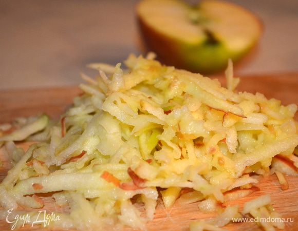 Яблоко натереть на крупной терке