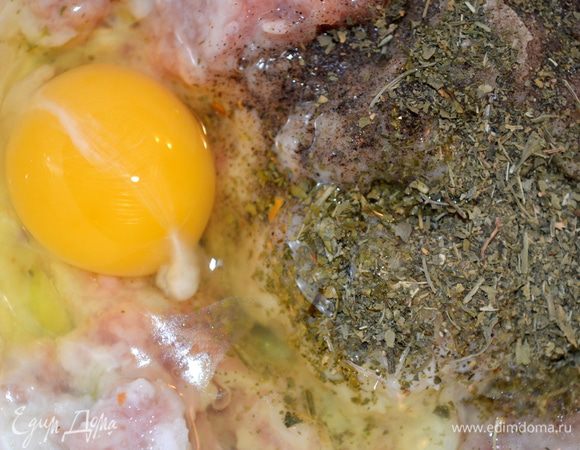 в фарш добавляем яблоко, лук с хлебом, солим (я стандартно на 0,5 кг фараша беру 0,5 ч л соли), перчим, добавляем укроп и яйцо - замешиваем руками фарш