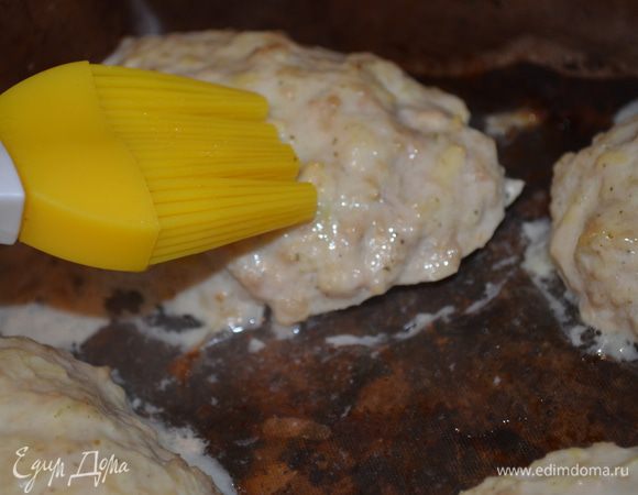 затем достаем, смазываем кисточкой жидким или растопленным медом и выпекаем еще15 минут! В оригинальном рецепте, вместо меда была смесь яблочного пюре и горчицы! 