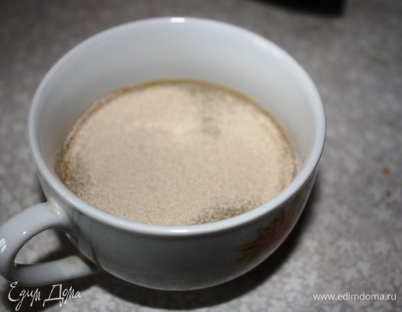 В 100 (!!!)мл теплой воды разводим дрожжи и оставляем на 10 минут.