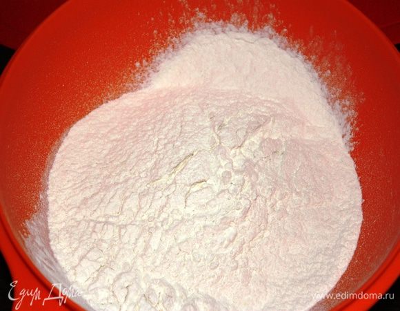 В большую миску просеиваем муку, добавляем разведенные дрожжи....