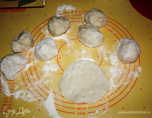 Делим тесто на 8 частей и раскатываем небольшие лепешки.