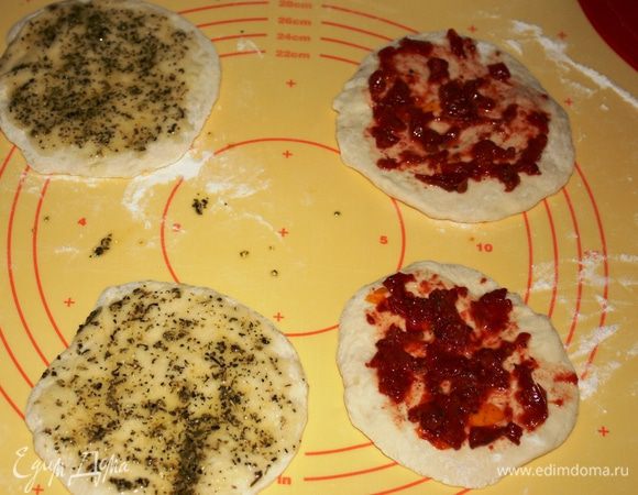 Смазать лепешки. Я по 4 штуки смазываю и сразу в духовку. 