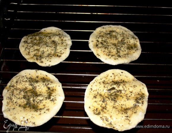 Духовка должна быть разогрета до 250 градусов. Выкладываем на раскаленную (!!!) решетку и выпекаем 6-7 минут. Следите за тем чтобы краешки не сползали вниз, я через пару минут их немного поворачиваю. Можно выкладывать их на сухой раскаленный противень, тогда они вздуваются, как питы.
