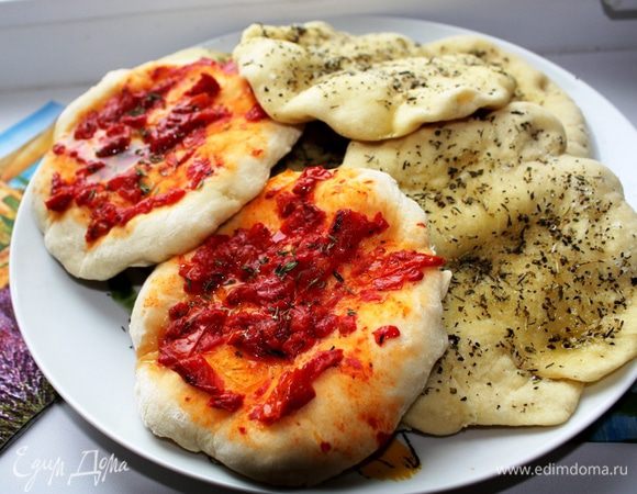 Приятного аппетита!!!  Горячие или теплые они бесподобны!! я их еще сбрызгиваю оливковым маслом, когда достаю из духовки.  И еще...их лучше держать под полотенцем, чтобы они дольше оставались мягкими.