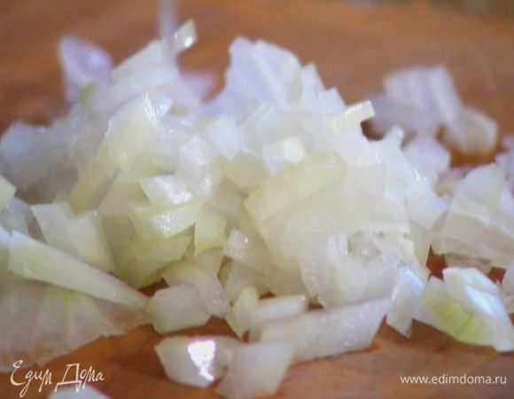 Лук почистить и очень мелко порубить.
