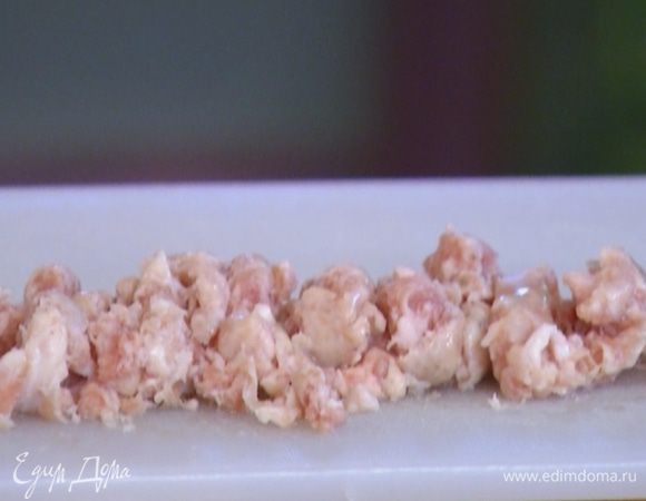 У колбаски разрезать оболочку, вынуть фарш и измельчить его.