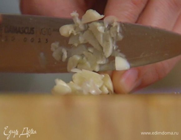 Чеснок почистить и мелко порубить.