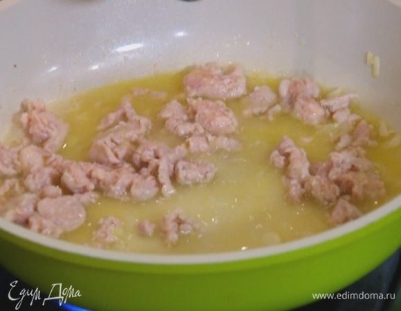 Влить в сковороду с фаршем вино и дать ему выпариться.