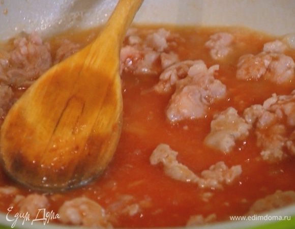 Добавить протертые помидоры, посолить, поперчить.