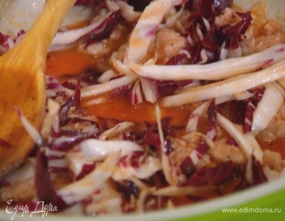 Радиккио тонко нарезать, отправить к фаршу и слегка припустить.