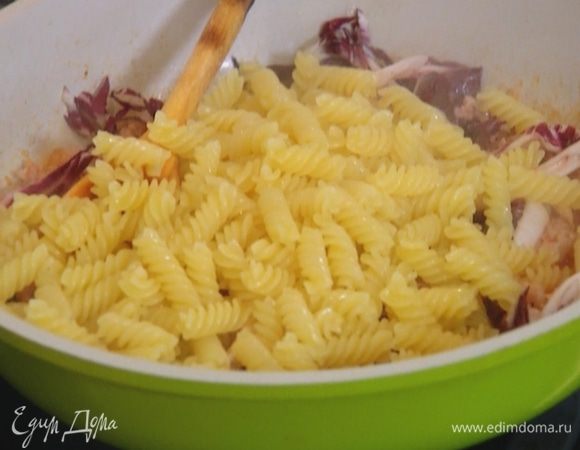 Добавить в сковороду макароны, перемешать и немного обжарить.