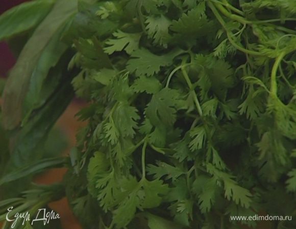 Петрушку измельчить руками.