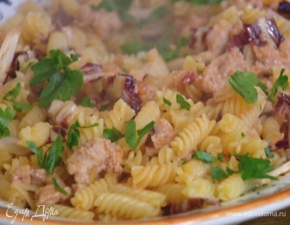 Пасту выложить на блюдо, посыпать петрушкой, сбрызнуть оставшимся оливковым маслом.