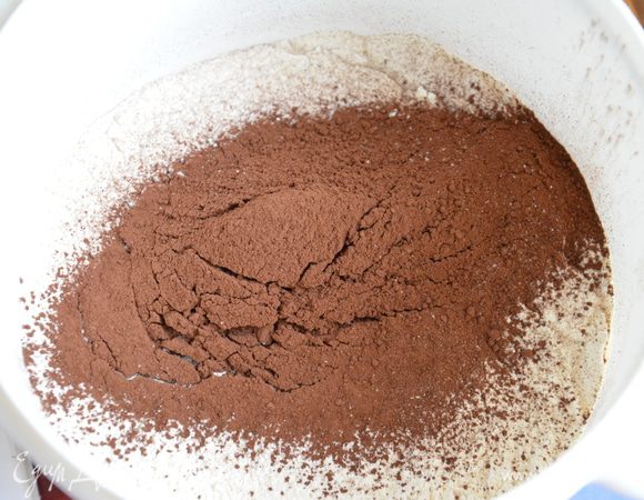 Муку  и какао просеять,смешать,добавить соль  и разрыхлитель.