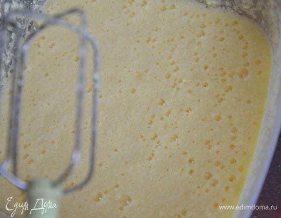 Сливочное масло взбить  сахаром,добавит по одному яйцу взбить.