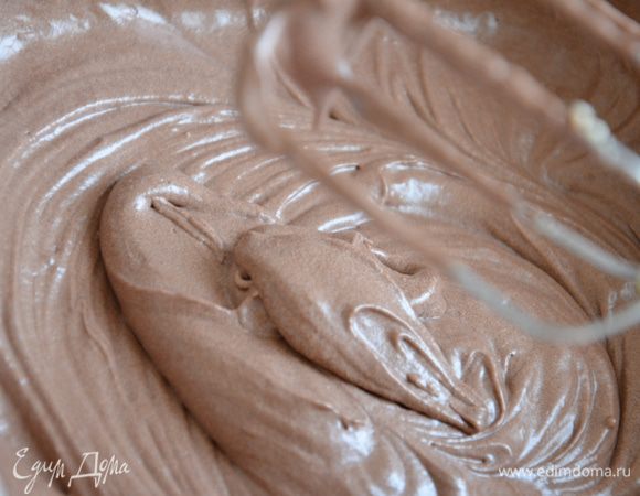 В яично-масляную смесь добавить чередуя муку и молоко. Постоянно взбивая миксером,добавить растительное масло.