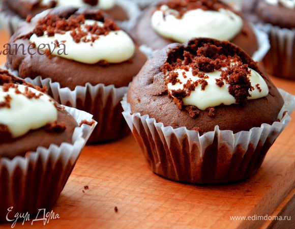 Наполнить формочки для кексов тестом, примерно на 2/3/  Поставить выпекаться в заранее разогретую до 170 С .духовку, выпекать 15-16 минут. Затем дать остыть и при помощи чайной ложки удалить немного теста, наполнить кремом. Для крема творог протереть через сито, смешать с крем сыром (я использовала крем бонжур),  добавить сахарную пудру и взбить. 