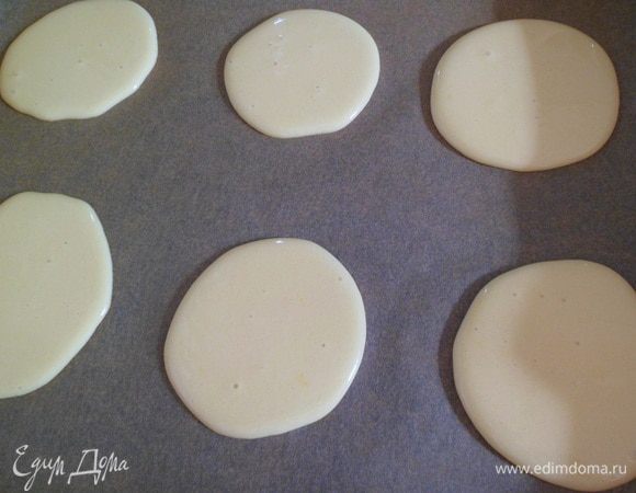 Все ингредиеннты для теста хорошо перемешиваем,  немного взбивая. Потом на лист положить пекарскую бумагу и столовой ложкой аккуратно выложить тесто так, чтобы лепешки были побольше (примерно диаметром 8-9 см). делать расстояние между ними, чтобы не слились.