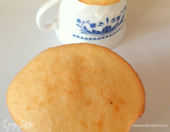 Потом лопаткой снимать лепешки и тут же пока теплые накинуть на чашечки с овальным дном.